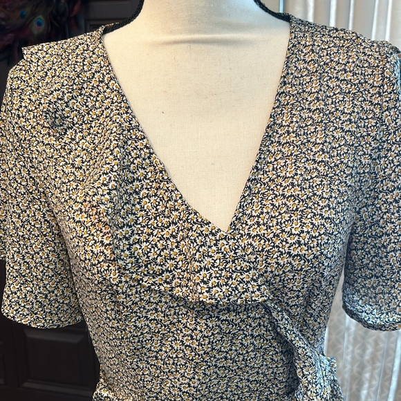 Daisy Wrap Around 40s Style Ruffle Dress - Picture 2 of 13